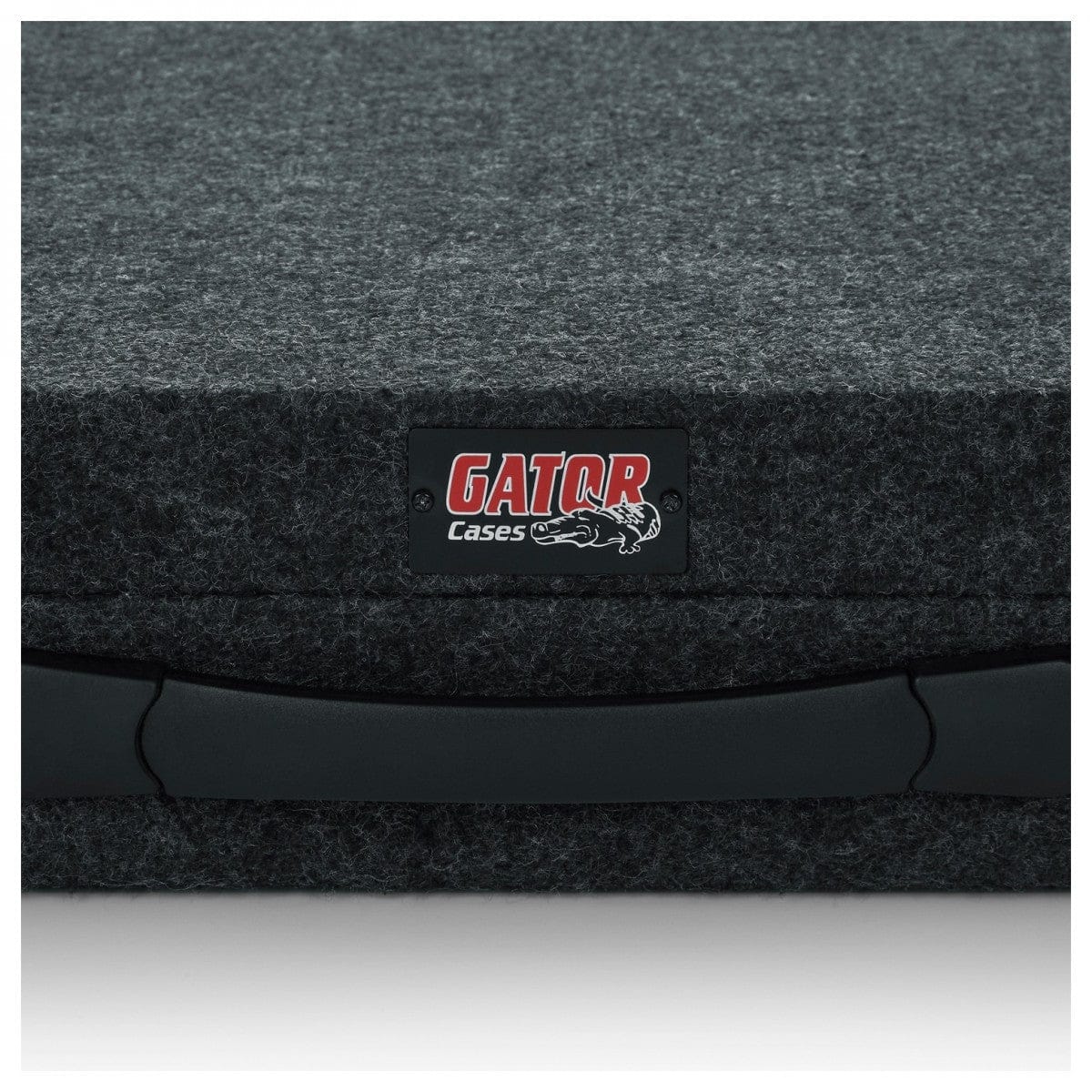 Gator Cases badge and carry handle on the grey carpeted GTRSTD4 case