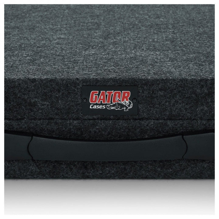 Gator Cases badge and carry handle on the grey carpeted GTRSTD4 case